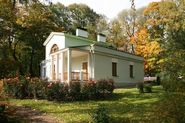 Дом из бревна в русском стиле на подклете