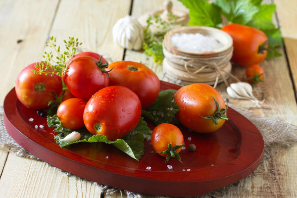 Как солить помидоры в бочке на зиму (бабушкины рецепты)