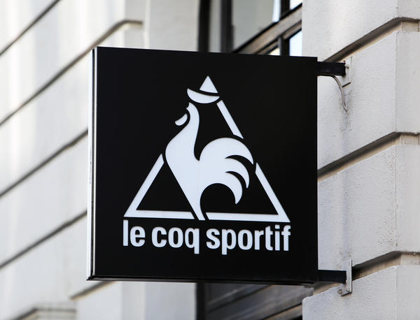 Логотип Le Coq Sportif над входом в магазин Le Coq Sportif 20 сентября 2014 года в Париже, Франция. Автор фото: Denis Kuvaev / Shutterstock, Inc.