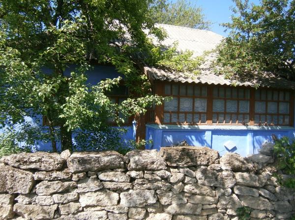 типичный молдавский домик и типичный забор) у меня на даче тоже такой есть :)