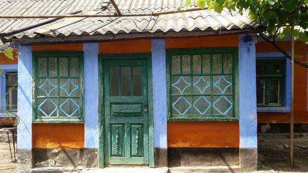 дверь с характерным узором