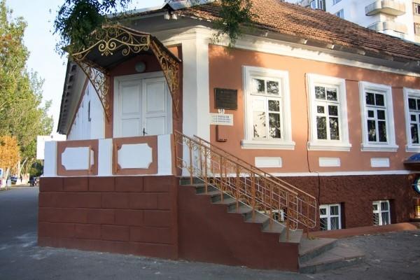 никогда не обращала на это внимание, но во многих старых домах &quot;наличники&quot; такие