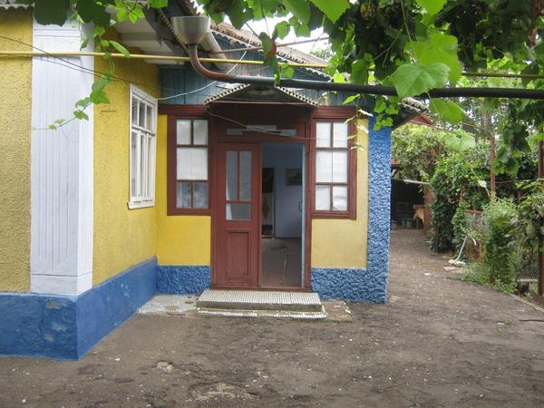 двустворчатые двери и снова окна