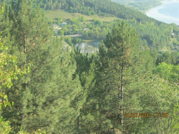 где-то там виднеется дорога - по ней въезжаем в село с трассы