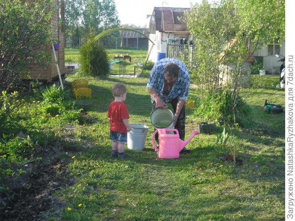 Ярослав набирает воду с дедушкой