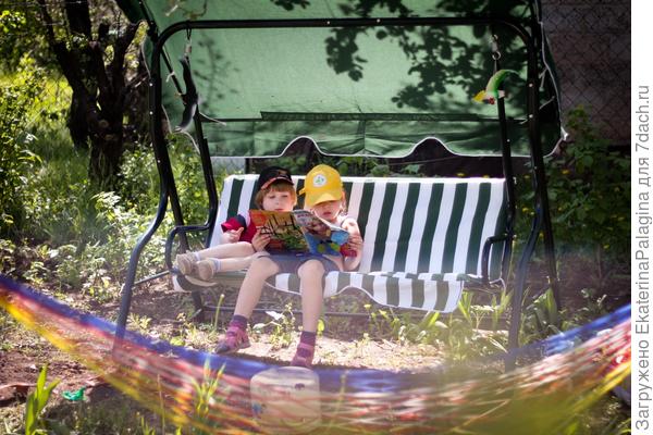 А еще они любят читать на свежем воздухе!