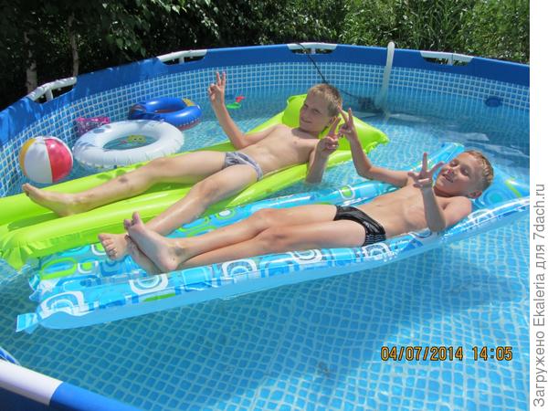 Сын с другом в бассейне