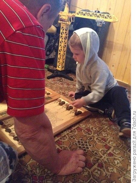 Лёва играет в нарды с дедушкой