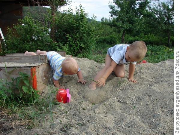 А это мы с братом наслаждаемся... Так много песка. Целая гора, и с неё даже можно кататься.