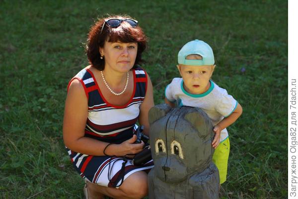 С любимой бабулей гуляем в городке