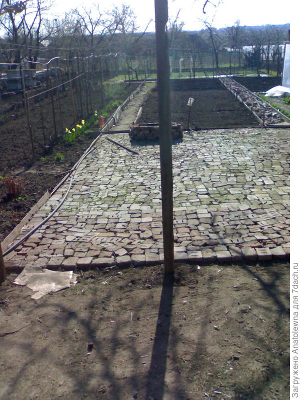 Вон, видишь, справа вдоль земли уже засыпанная дорожка, а слева ещё пустая.