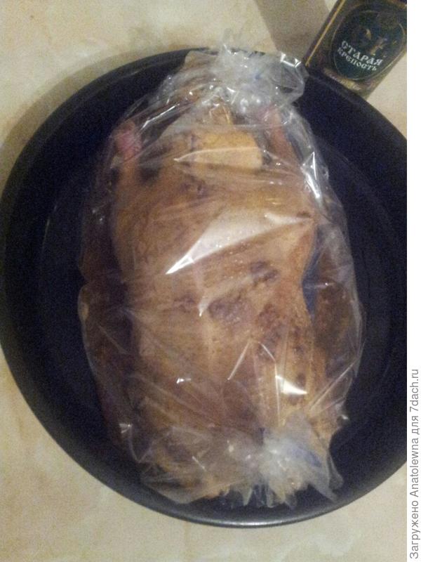 рукав хорошенько завязала и поставила утку в духовку