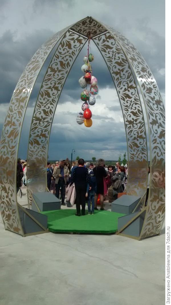 Это пасхальная арка.