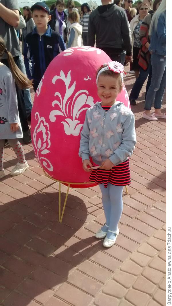 Это яичко размером, где-то - метр двадцать.