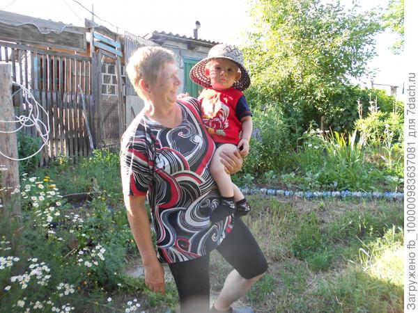 С бабушкой готов к прополке.Максим,10 месяцев