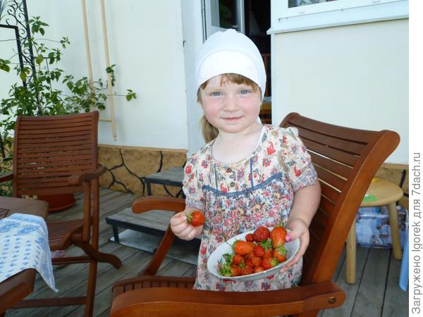 Маша с клубникой