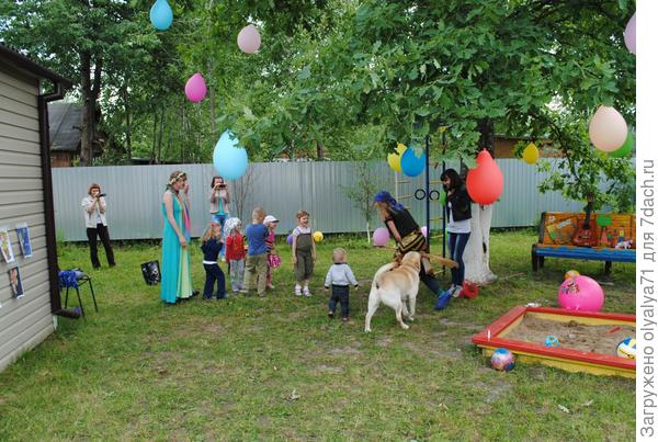 встречают бабу ягу