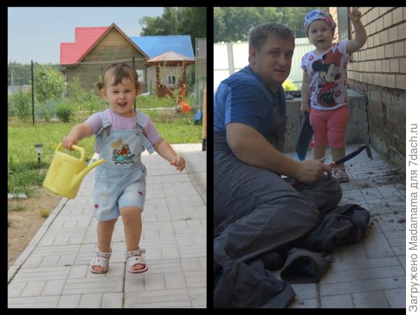 Анечка несет лейку и помогает папе в отделке фундамента