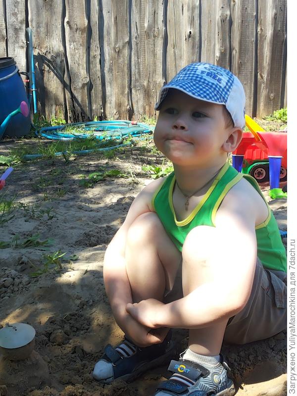 Сынуля обдумывает план действий строительства песочницы