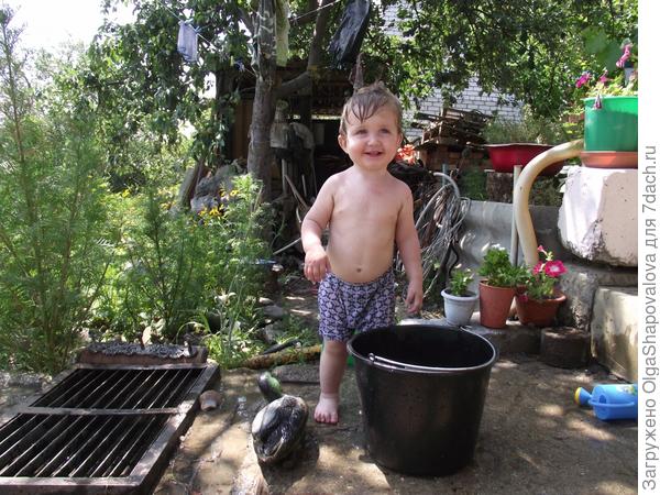 Тёма с радостью обливается водой на даче. А мне вдвойне радостей за положительные эмоции внука!
