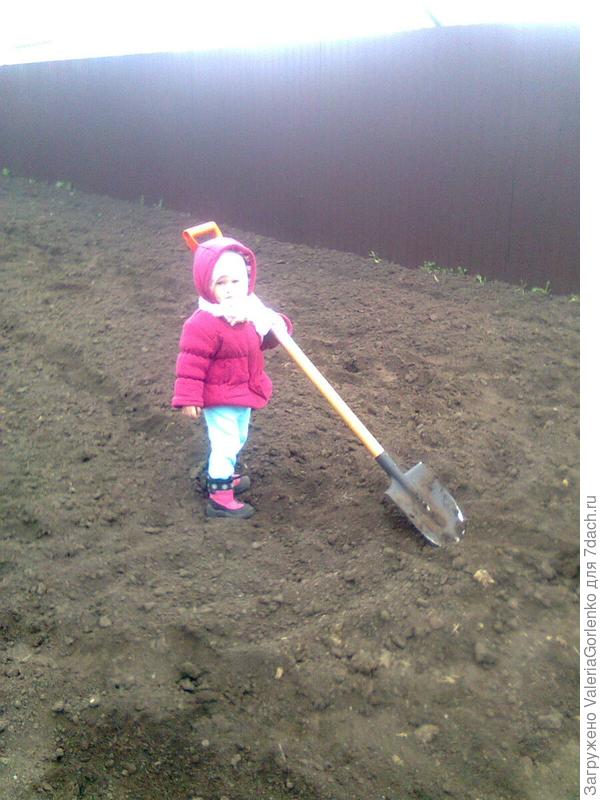 Маленькая помощница, впитавшая с молоком матери любовь к труду, природе и Земле Русской