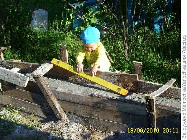 В свой один год помогаю с постройкой дома