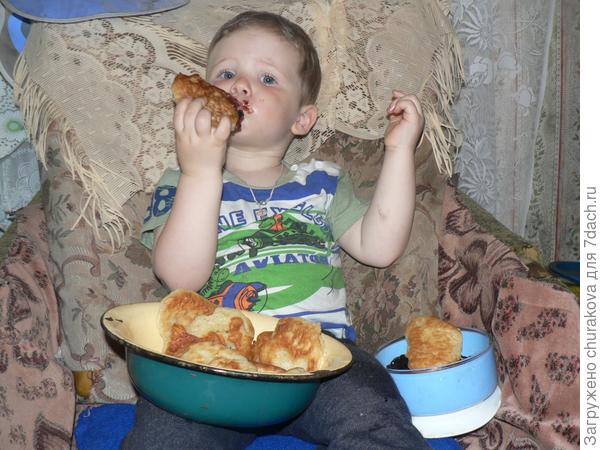 Дома таких вкусных оладушек мама не печет :(