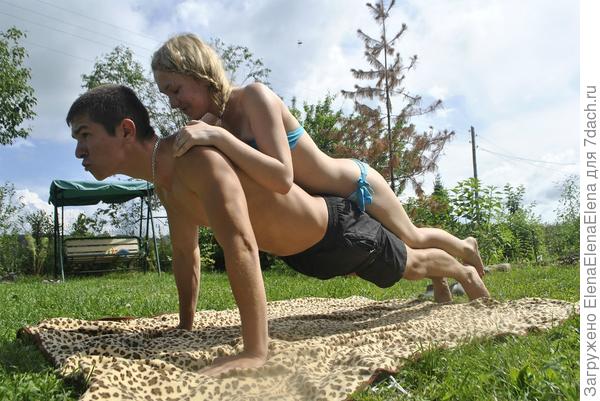 Кристина с другом... отжимания - тоже спорт)))