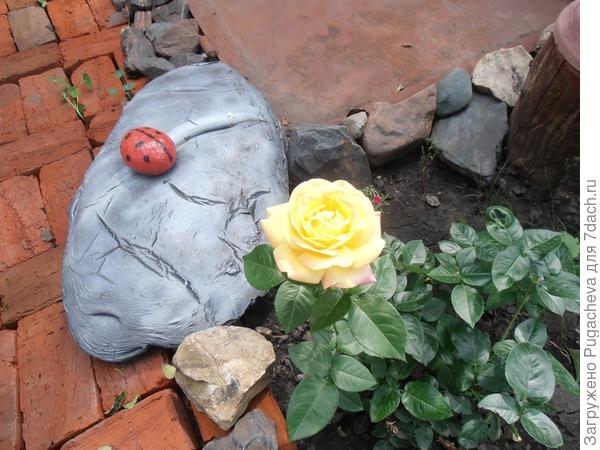 кусок смолы служивший камнем