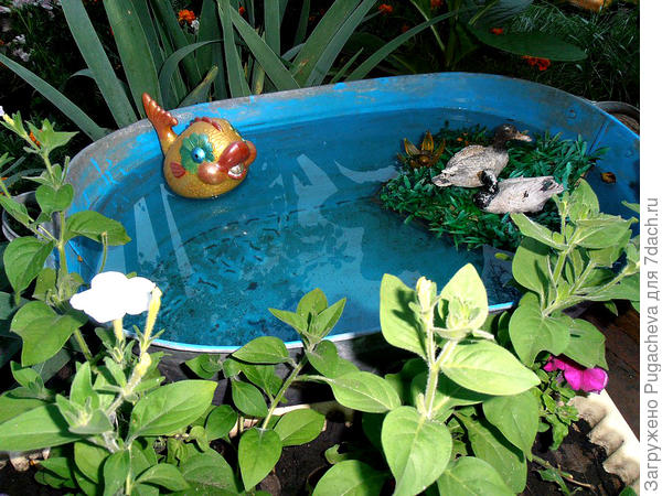 из маленькой ванны