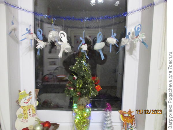 От малейшего движения они крутятся создавая &quot;танец&quot;.