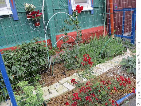 Палисадник сверху засыпан керамзитом