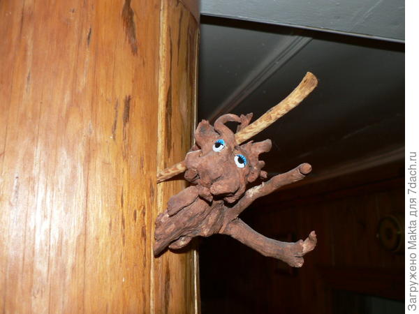 Домовенок на столбе-подпорке балки