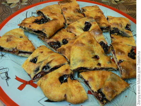 пирог с черной смородиной, изюмом и кабачком