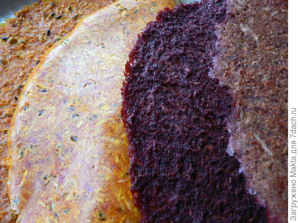 Таков результат. Здесь верхняя и нижняя стороны пастилы. Рябину предварительно залила кипятком на 10 минут.