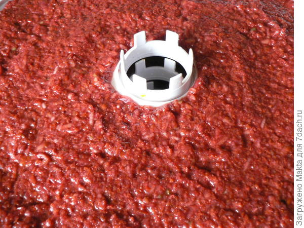 Тоже толстым слоем разложена