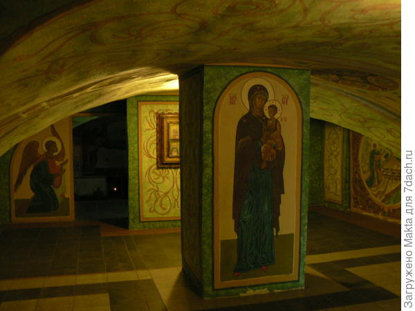 Там мощи, свет мы сами включили