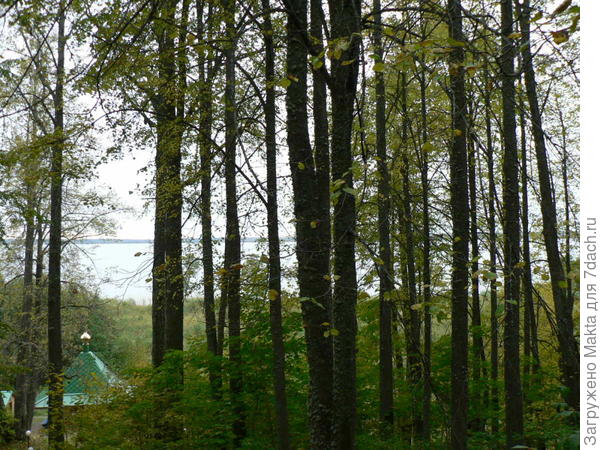 Внизу озеро и источник с купальней