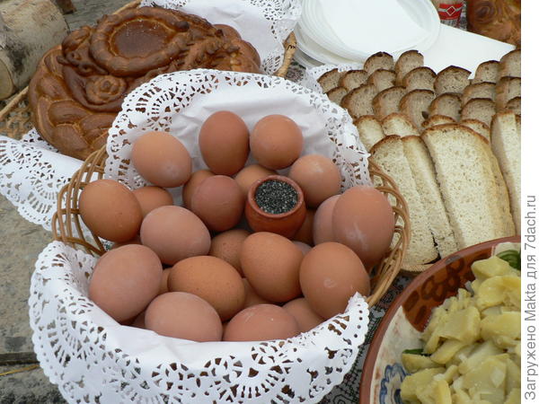 И, конечно, соль костромская чёрная четверговая. Непременно к отварным яйцам и картофелю