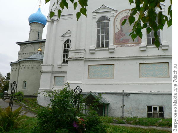Здесь же кладбище