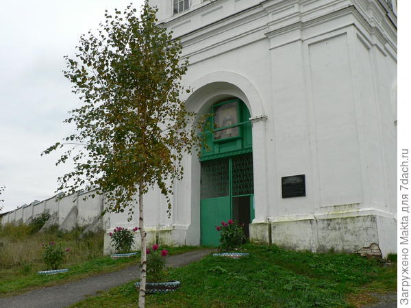 Вход в монастырь. Над ним колокольня