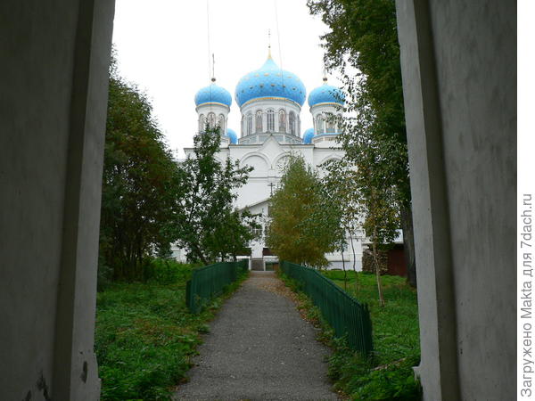 Главный вход под колокольней