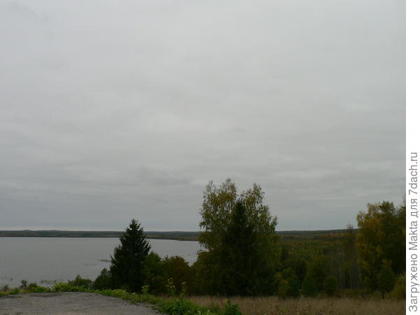 Смотровая площадка оборудована баками для мусора, кругом чисто