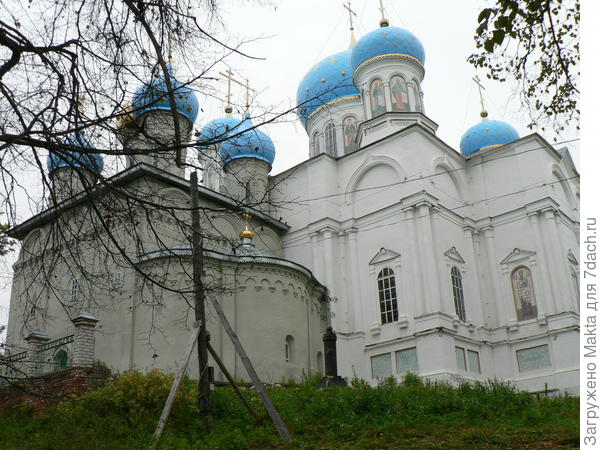 Позади храма Покрова