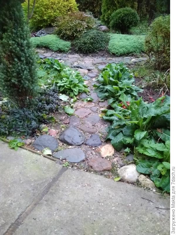 Просто из булыжников и немного ПГС