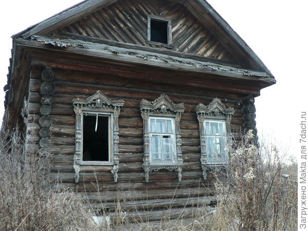 Окно разбили, через него доски вытаскивали наружу