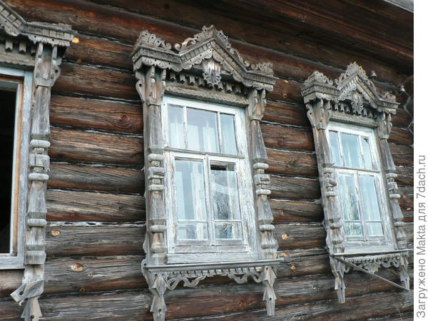 Первый слева дом