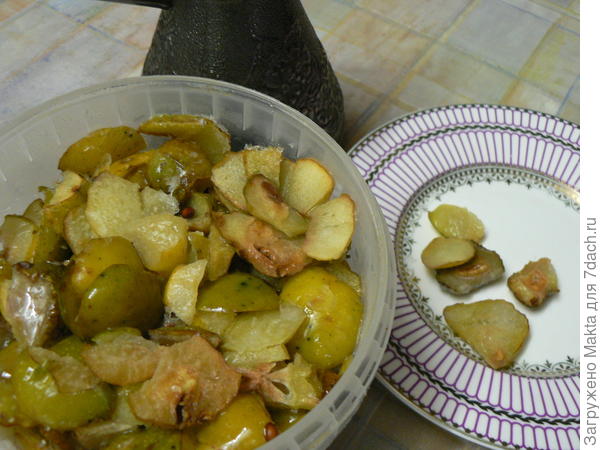 Кусочки нарезанных плодов японской айвы из морозильной камеры