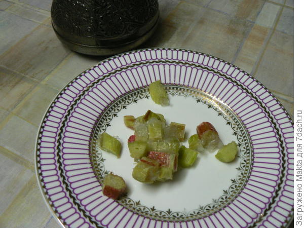 Кусочки ревеня для пирога