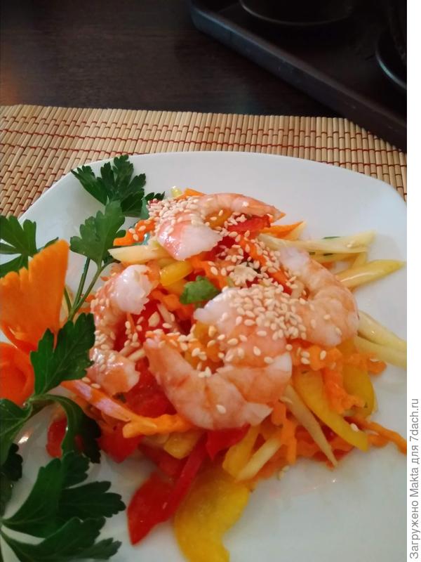 Салатик с креветками для отдыха желудку. После такого удара)))